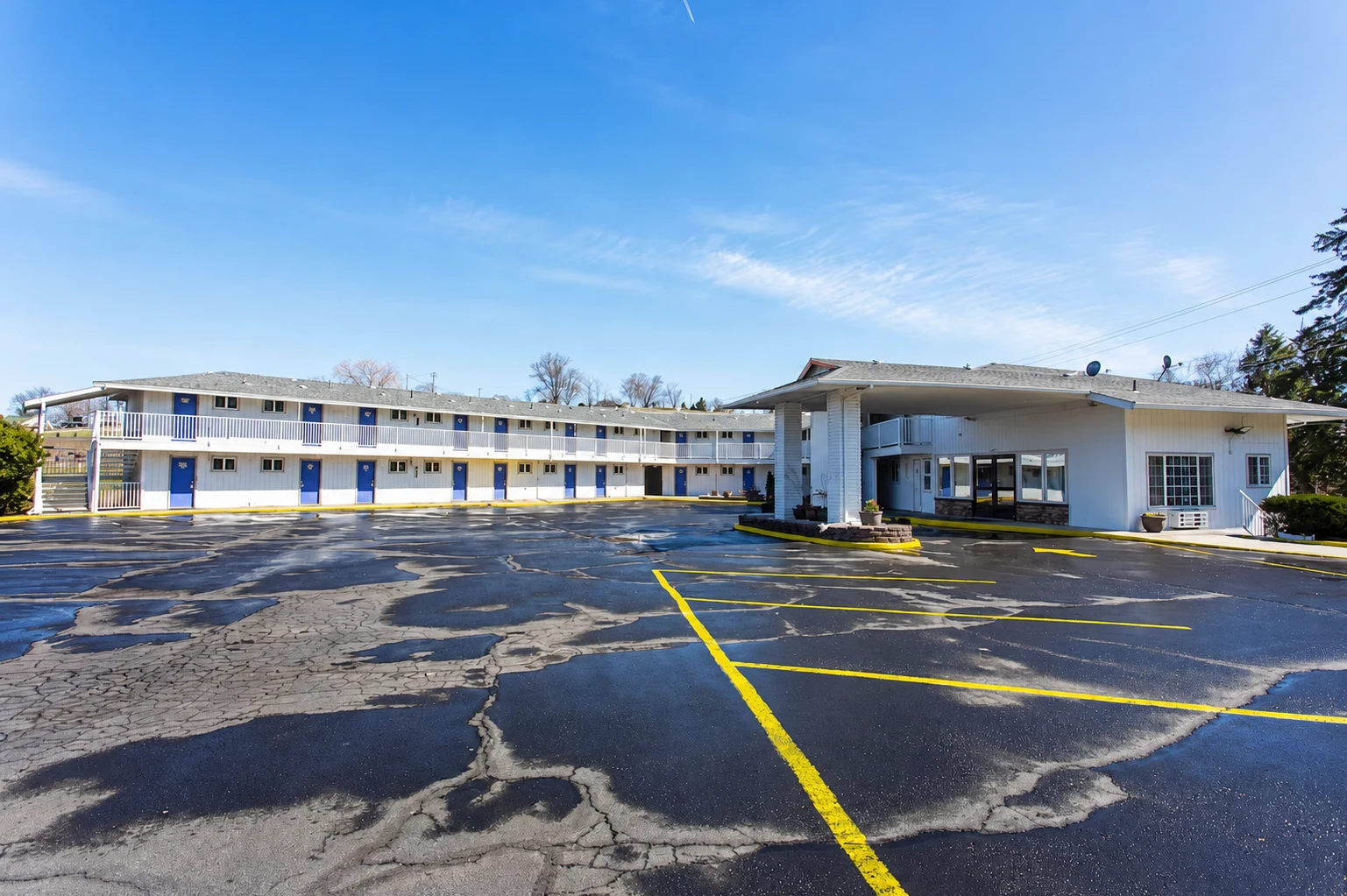 Exterior courtyard and parking area at Pendleton Inn and Suites